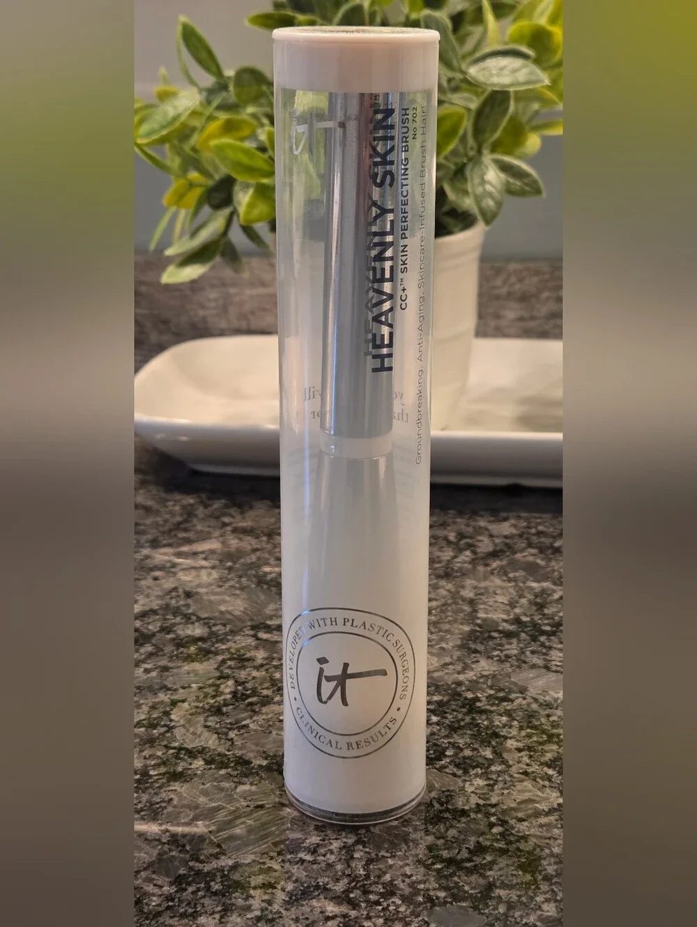 IT Cosmetics Heavenly Skin CC+ Skin-Perfecting Brush #702 NWOT